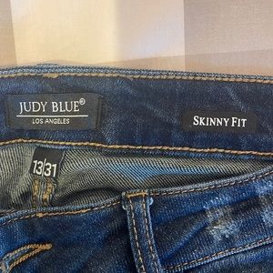 Judy Blue Skinny Fit jeans size 13/31 distressed at ankle